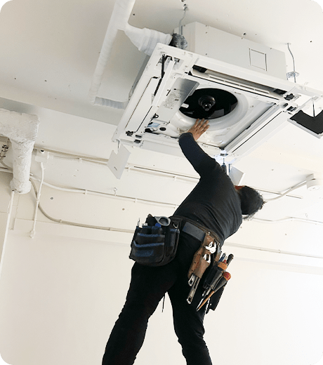 空調の修理の様子